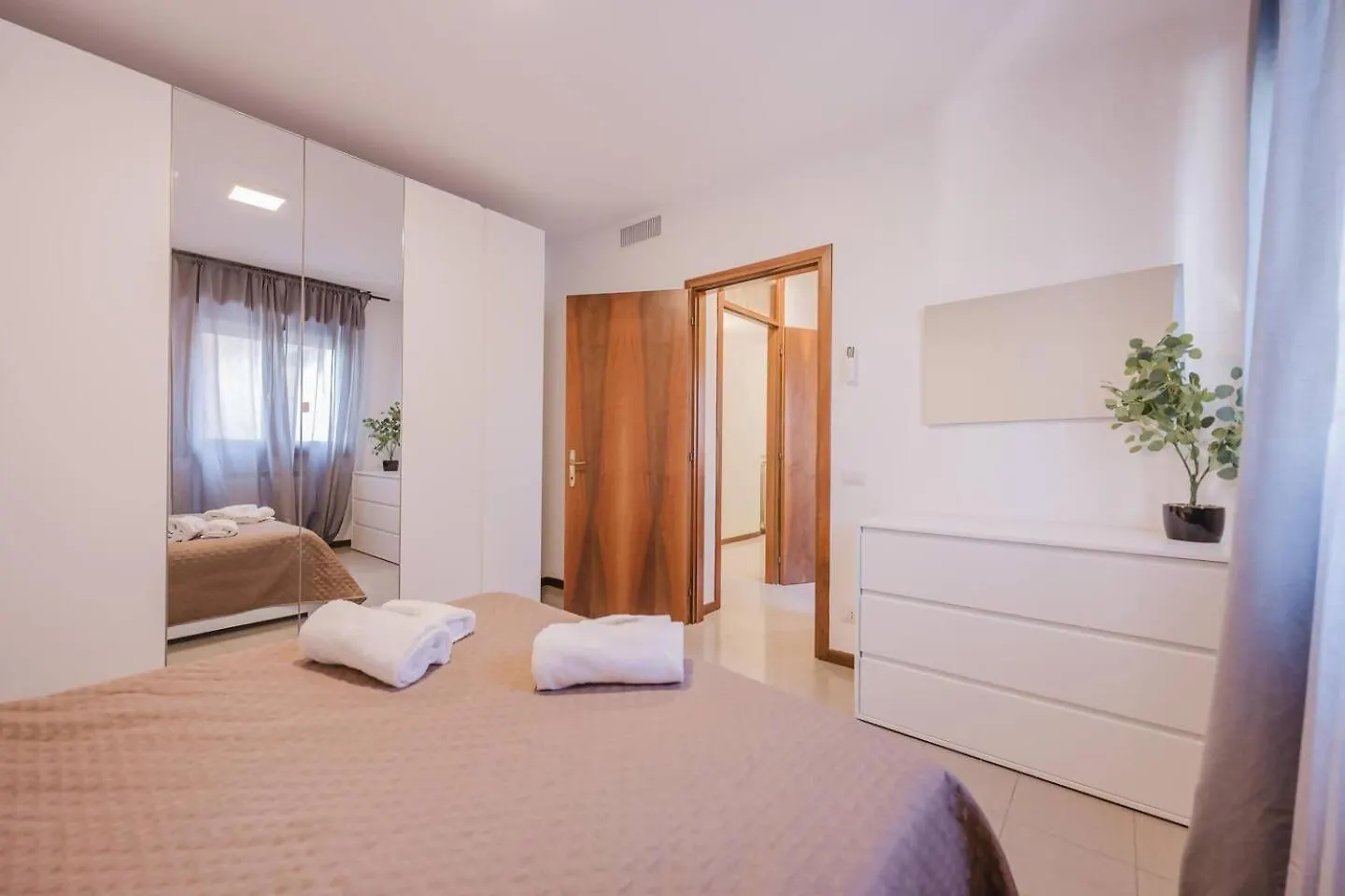 Unico Apartment 5 - 450 Mt From Mestre Station Wenecja