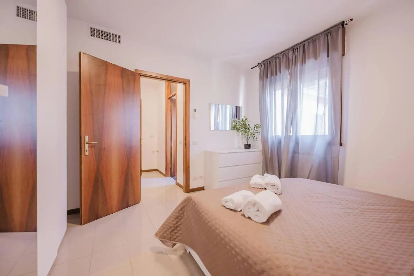 Unico Apartment 5 - 450 Mt From Mestre Station Wenecja